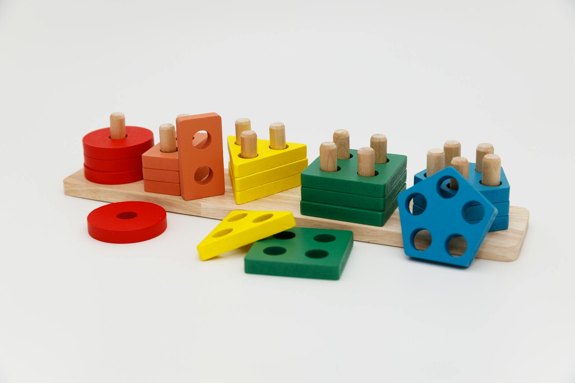 Niebieskie klocki dziecięce ułożone na jasnym tle